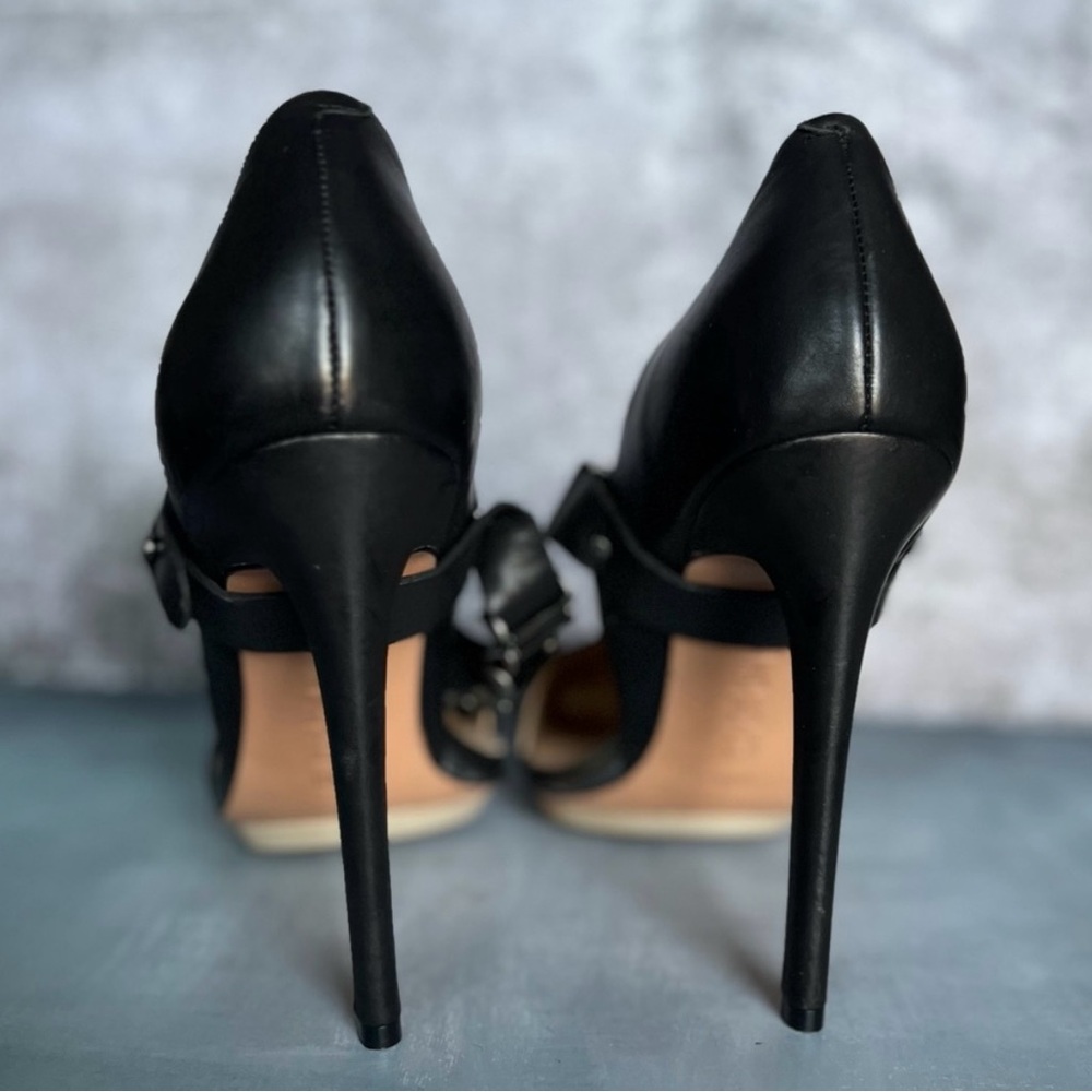Black Leather Pump Heels Pointy Toes with a Chain Detail - Picture 4 of 10